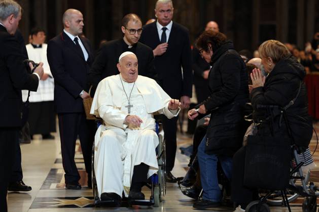 Pope Francis Bergoglio attends the celebration of the Epiphany of the Lord Holy Mass Rome, Italy 06.01.2025 : Pope Francis Bergoglio he goes away in a wheelchair and greets children, disabled faithful after the Epiphany of the Lord Holy Mass on Altar of the Confession, St. Peter’s Basilica Rome italy Italy Copyright: xIPAxSport ABACAx