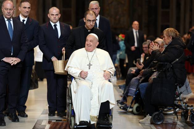 Pope Francis Bergoglio attends the celebration of the Epiphany of the Lord Holy Mass Rome, Italy 06.01.2025 : Pope Francis Bergoglio he goes away in a wheelchair and greets children, disabled faithful after the Epiphany of the Lord Holy Mass on Altar of the Confession, St. Peter’s Basilica Rome italy Italy Copyright: xIPAxSport ABACAx
