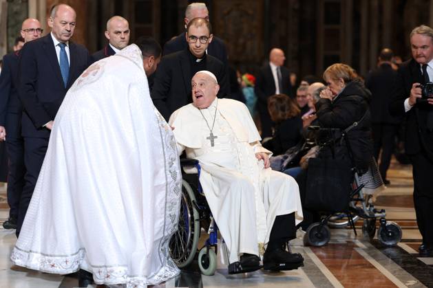 Pope Francis Bergoglio attends the celebration of the Epiphany of the Lord Holy Mass Rome, Italy 06.01.2025 : Pope Francis Bergoglio he goes away in a wheelchair and greets children, disabled faithful after the Epiphany of the Lord Holy Mass on Altar of the Confession, St. Peter’s Basilica Rome italy Italy Copyright: xIPAxSport ABACAx