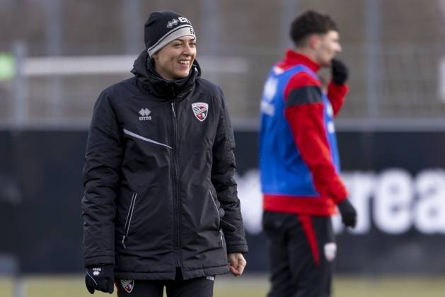 Sport Bilder des Tages Ingolstadt, Deutschland 10. Januar 2025: 3. Liga - 2024 2025 - Training FC Ingolstadt 04 Im Bild: Trainerin Sabrina Wittmann (FCI) lächelnd auf dem Spielfeld. Trainingsgelände Bayern Copyright: xFotostandx xSchäferx