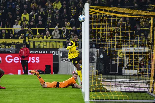 Bilder des Jahres 2025, Sport 01 Januar Sport Themen der Woche KW02 Sport Bilder des Tages Tor zum 1:2 durch Jamie Jermaine Bynoe-Gittens (Borussia Dortmund), Borussia Dortmund vs. Bayer Leverkusen, Fussball, 1. Bundesliga, 16. Spieltag, 10.01.2025 DFB regulations prohibit any use of photographs as image sequences and or quasi-video Dortmund Nordrhein-Westfalen Deutschland