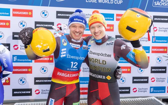 Bilder des Jahres 2025, Sport 01 Januar Sport Themen der Woche KW02 Sport Bilder des Tages photographer: FIL Michael Kristen 11.01.2025 5. FIL Eberspächer Luge World Cup, SachsenEnergie Ice Track Altenberg, Sachsen (GER), WC Germany, Men™s Singles, Winners Presentation, picture: Felix Loch (GER), Max Langenhan (GER)