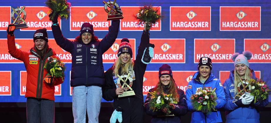 ALPINE SKIING - FIS WC Sankt Anton SANKT ANTON,AUSTRIA,11.JAN.25 - ALPINE SKIING - FIS World Cup, downhill, ladies, award ceremony. Image shows the rejoicing of Malorie Blanc (SUI), Federica Brignone (ITA), Ester Ledecka (CZE), Laura Pirovano (ITA), Stephanie Venier (AUT) and Lindsey Vonn (USA).  GEPAxpictures xThomasxBachun