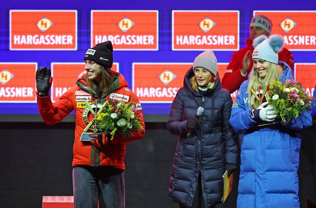 ALPINE SKIING - FIS WC Sankt Anton SANKT ANTON,AUSTRIA,11.JAN.25 - ALPINE SKIING - FIS World Cup, downhill, ladies, award ceremony. Image shows Malorie Blanc (SUI), announcer Michaela Kirchgasser and Lindsey Vonn (USA).  GEPAxpictures xThomasxBachun