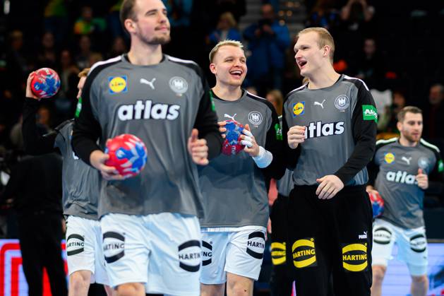 Hamburg: Handball Länderspiel - Vorbereitung WM - Deutschland - Brasilien Justus Fischer (Deutschland), Torhueter David Späth David Spaeth (Deutschland) lachend laechelnd gut gelaunt grinst grinsend Hamburg Barlays Arena Deutschland