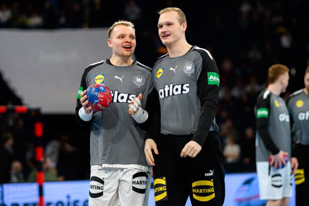 Hamburg: Handball Länderspiel - Vorbereitung WM - Deutschland - Brasilien Justus Fischer (Deutschland), Torhueter David Späth David Spaeth (Deutschland) lachend laechelnd gut gelaunt grinst grinsend Hamburg Barlays Arena Deutschland