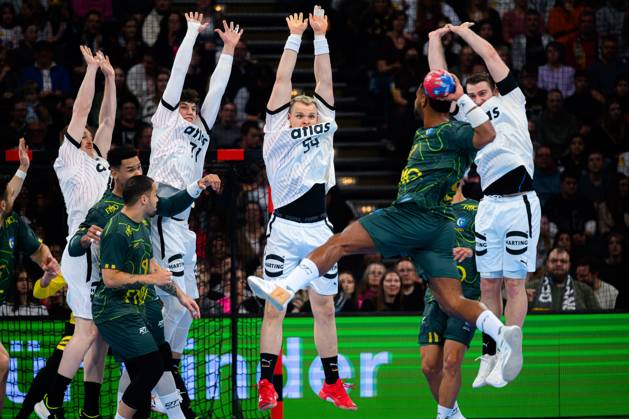 Hamburg: Handball Länderspiel - Vorbereitung WM - Deutschland - Brasilien Lukas Stutzke (Deutschland), Marko Grgic (Deutschland), Justus Fischer (Deutschland), Lukas Mertens (Deutschland) in der Abwehr gegen Vincios Angelo Lima de Carvalho (Brasilien) Hamburg Barlays Arena Deutschland