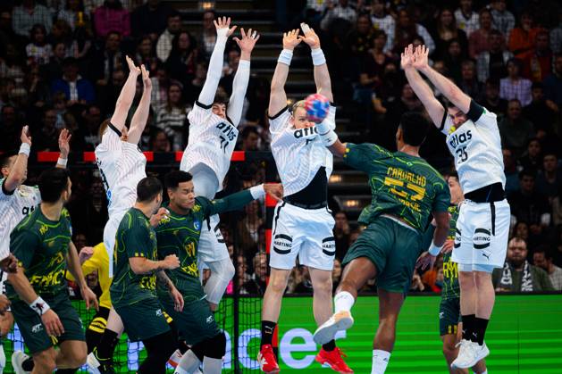 Hamburg: Handball Länderspiel - Vorbereitung WM - Deutschland - Brasilien Lukas Stutzke (Deutschland), Marko Grgic (Deutschland), Justus Fischer (Deutschland), Lukas Mertens (Deutschland) in der Abwehr gegen Vincios Angelo Lima de Carvalho (Brasilien) Hamburg Barlays Arena Deutschland