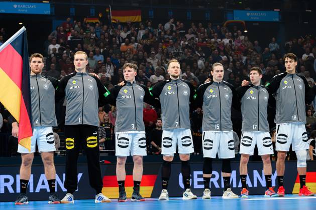 Hamburg: Handball Länderspiel - Vorbereitung WM - Deutschland - Brasilien v.li. Johannes Golla (Deutschland), Torhueter David Späth David Spaeth (Deutschland), Nils Lichtlein (Deutschland), Luca Witzke (Deutschland), Juri Knorr (Deutschland), Lukas Zerbe (Deutschland), Julian Köster Koester (Deutschland) bei der Hymne Hamburg Barlays Arena Deutschland