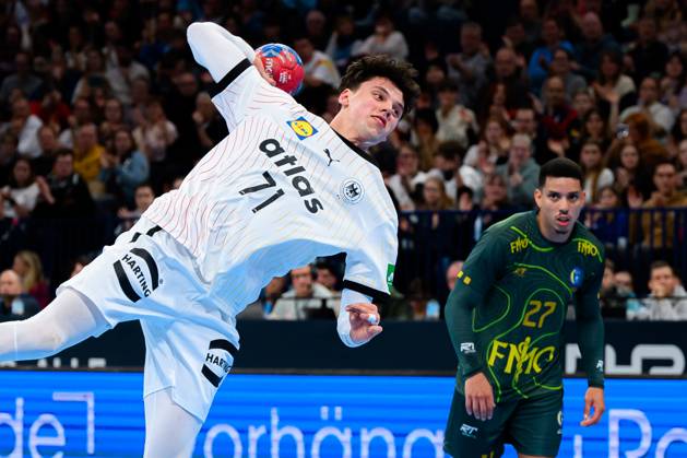 Hamburg: Handball Länderspiel - Vorbereitung WM - Deutschland - Brasilien Marko Grgic (Deutschland), Marcos Antonio Silva (Brasilien) Hamburg Barlays Arena Deutschland