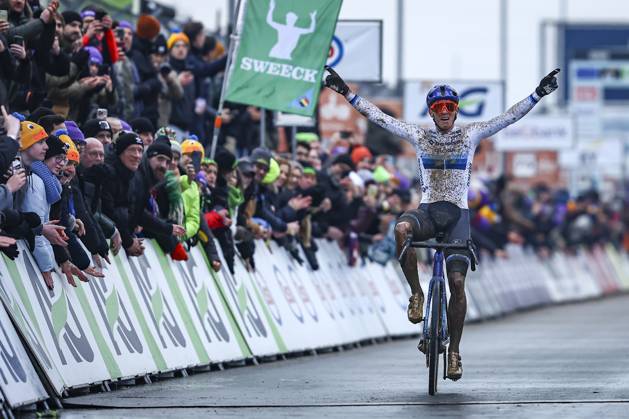 Belgian Thibau Nys celebrates as he crosses the finish line to win the elite men race of the Belgian Cyclocross Championships (11-12 01) on Sunday 12 January 2025 in Heusden-Zolder. DAVIDxPINTENS x110257198x