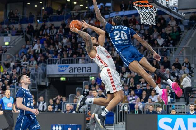 Bilder des Jahres 2025, Sport 01 Januar Sport Themen der Woche KW02 Sport Bilder des Tages Michael Weathers (MLP Academics Heidelberg, 20), Elias Harris (FC Bayern Basketball, 20), Flug, Fliegen, Wurf, Action, MLP Academics Heidelberg vs. FC Bayern Basketball, Basketball, Easy Credit BBL, Easy Credit Basketball Bundesliga, 14. Spieltag, Saison 2024 2025, 12.01.2025, MLP Academics Heidelberg vs. FC Bayern Basketball, Basketball, Easy Credit BBL, Easy Credit Basketball Bundesliga, 14. Spieltag, Saison 2024 2025, 12.01.2025, Foto: Eibner-Pressefoto Lena und Christina Wessely Mannheim Copyright: xEibner-Pressefotox EP_LCW