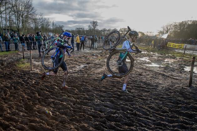 NK Cyclocross Oisterwijk Elite mannen Oisterwijk (NED), CYCLOCROSS, JANUARY 12 Strijd tussen Joris Nieuwenhuis en Pim Ronhaar Gefotografeerd tijdens het Nederlands Kampioenschap veldrijden in Oisterwijk Content not available for redistribution in The Netherlands directly or indirectly through any third parties. Copyright: xSportfotoxPhotoagencyx