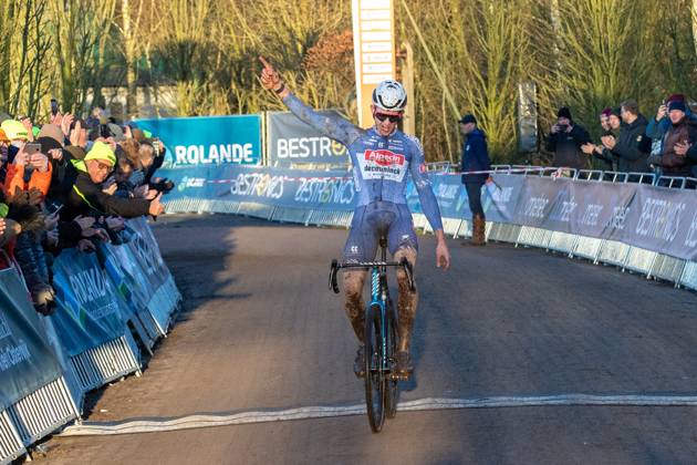 NK Cyclocross Oisterwijk Elite mannen Oisterwijk (NED), CYCLOCROSS, JANUARY 12 De titel in het veldrijden bij de mannen is gewonnen door Tibor del Grosso Gefotografeerd tijdens het Nederlands Kampioenschap veldrijden in Oisterwijk Content not available for redistribution in The Netherlands directly or indirectly through any third parties. Copyright: xSportfotoxPhotoagencyx