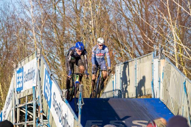 NK Cyclocross Oisterwijk Elite mannen Oisterwijk (NED), CYCLOCROSS, JANUARY 12 Strijd om de titel tussen Pim Ronhaar en Tibor del Grosso Gefotografeerd tijdens het Nederlands Kampioenschap veldrijden in Oisterwijk Content not available for redistribution in The Netherlands directly or indirectly through any third parties. Copyright: xSportfotoxPhotoagencyx