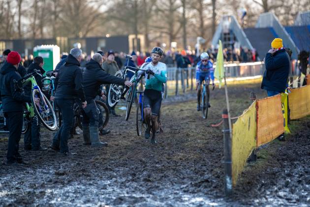 NK Cyclocross Oisterwijk Elite mannen Oisterwijk (NED), CYCLOCROSS, JANUARY 12 Fietswissel Joris Nieuwenhuis Gefotografeerd tijdens het Nederlands Kampioenschap veldrijden in Oisterwijk Content not available for redistribution in The Netherlands directly or indirectly through any third parties. Copyright: xSportfotoxPhotoagencyx