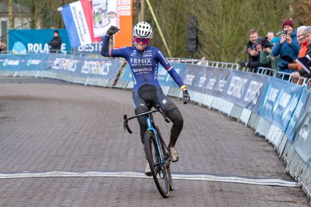 NK Cyclocross Oisterwijk vrouwen Oisterwijk (NED), CYCLOCROSS, JANUARY 12 Puck Pieterse pakt de Nederlandse titel voor Ceylin Alvarado en Denise Betsema Gefotografeerd tijdens het Nederlands Kampioenschap veldrijden in Oisterwijk Content not available for redistribution in The Netherlands directly or indirectly through any third parties. Copyright: xSportfotoxPhotoagencyx
