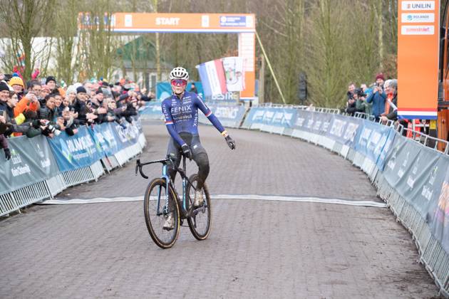 NK Cyclocross Oisterwijk vrouwen Oisterwijk (NED), CYCLOCROSS, JANUARY 12 Puck Pieterse pakt de Nederlandse titel voor Ceylin Alvarado en Denise Betsema Gefotografeerd tijdens het Nederlands Kampioenschap veldrijden in Oisterwijk Content not available for redistribution in The Netherlands directly or indirectly through any third parties. Copyright: xSportfotoxPhotoagencyx