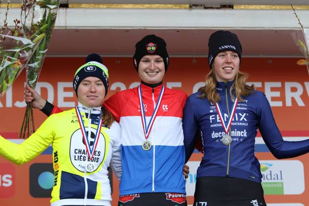 NK Cyclocross Oisterwijk Vrouwen Oisterwijk (NED), CYCLOCROSS, JANUARY 12 Leonie Bentveld pakt de titel bij de vrouwen onder de 23 voor Lauren Molengraaf en Puck Langenbarg Gefotografeerd tijdsns het Nederlands Kampioenschap veldrijden in Oisterwijk: Oisterwijk Netherlands Content not available for redistribution in The Netherlands directly or indirectly through any third parties. Copyright: xSportfotoxPhotoagencyx