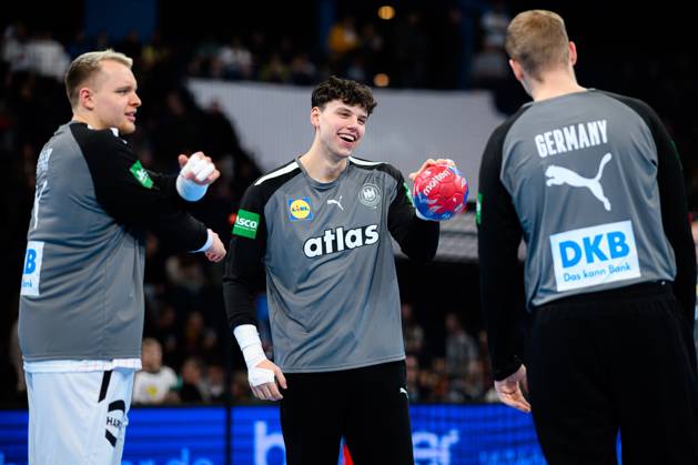 Hamburg: Handball Länderspiel - Vorbereitung WM - Deutschland - Brasilien v.li. Justus Fischer (Deutschland), Marko Grgic (Deutschland), Torhueter David Späth David Spaeth (Deutschland) lachend laechelnd gut gelaunt grinst grinsend Hamburg Barlays Arena Deutschland