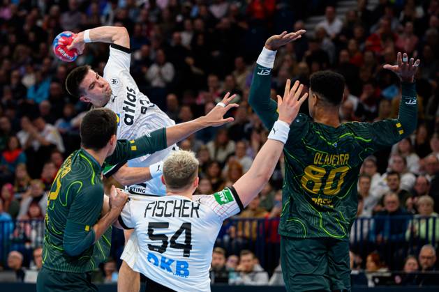 Hamburg: Handball Länderspiel - Vorbereitung WM - Deutschland - Brasilien Renars Uscins (Deutschland), Justus Fischer (Deutschland), Edney Silva Oliveira (Brasilien) Hamburg Barlays Arena Deutschland