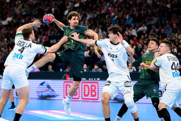 Hamburg: Handball Länderspiel - Vorbereitung WM - Deutschland - Brasilien v.li. Johannes Golla (Deutschland), Acacio Marques Moreira Filho (Brasilien), Julian Köster Koester (Deutschland), Guilherme Borges Moraes Silva (Brasilien), Christoph Steinert (Deutschland) Hamburg Barlays Arena Deutschland