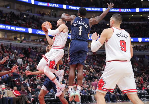 CHICAGO, IL - JANUARY 14: Zion Williamson 1 of the New Orleans Pelicans fouls Zach LaVine 8 of the Chicago Bulls as he drives to the basket during the second half on January 14, 2025 at the United Center in Chicago, Illinois. (Photo by Melissa Tamez Icon Sportswire) NBA, Basketball Herren, USA JAN 14 Pelicans at Bulls EDITORIAL USE ONLY Icon250114018