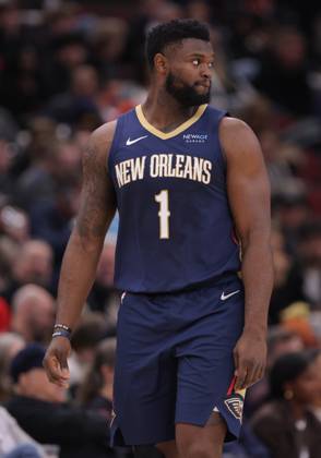 CHICAGO, IL - JANUARY 14: Zion Williamson 1 of the New Orleans Pelicans looks on during the first half against the Chicago Bulls on January 14, 2025 at the United Center in Chicago, Illinois. (Photo by Melissa Tamez Icon Sportswire) NBA, Basketball Herren, USA JAN 14 Pelicans at Bulls EDITORIAL USE ONLY Icon250114063