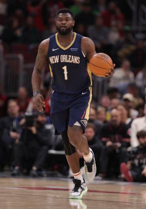 CHICAGO, IL - JANUARY 14: Zion Williamson 1 of the New Orleans Pelicans brings the ball up court during the first half against the Chicago Bulls on January 14, 2025 at the United Center in Chicago, Illinois. (Photo by Melissa Tamez Icon Sportswire) NBA, Basketball Herren, USA JAN 14 Pelicans at Bulls EDITORIAL USE ONLY Icon250114074