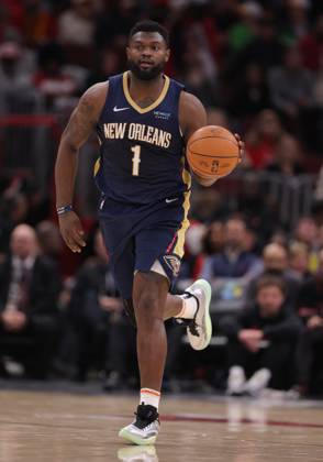 CHICAGO, IL - JANUARY 14: Zion Williamson 1 of the New Orleans Pelicans brings the ball up court during the first half against the Chicago Bulls on January 14, 2025 at the United Center in Chicago, Illinois. (Photo by Melissa Tamez Icon Sportswire) NBA, Basketball Herren, USA JAN 14 Pelicans at Bulls EDITORIAL USE ONLY Icon250114076