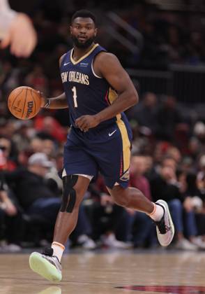 CHICAGO, IL - JANUARY 14: Zion Williamson 1 of the New Orleans Pelicans brings the ball up court during the first half against the Chicago Bulls on January 14, 2025 at the United Center in Chicago, Illinois. (Photo by Melissa Tamez Icon Sportswire) NBA, Basketball Herren, USA JAN 14 Pelicans at Bulls EDITORIAL USE ONLY Icon250114077