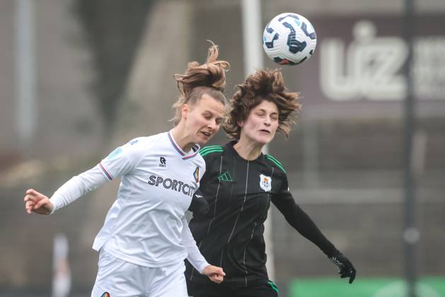 VELSEN, 18-01-2025 ,711 Sadium, Azerion Eredivisie vrouwen, Telstar - PEC (women) , season 2023 2024, during the match Telstar - PEC (women), Telstar player Lieke Vis, PEC Zwolle goalkeeper Vita van der Linden Telstar - PEC (women) x27437782x Copyright: