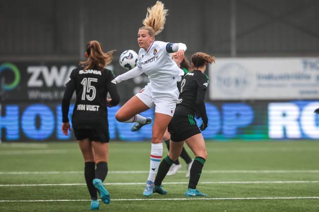 VELSEN, 18-01-2025 ,711 Sadium, Azerion Eredivisie vrouwen, Telstar - PEC (women) , season 2023 2024, during the match Telstar - PEC (women),Telstar player Jannette van Belen, PEC Zwolle player Maud Rutgers Telstar - PEC (women) x27437802x Copyright: