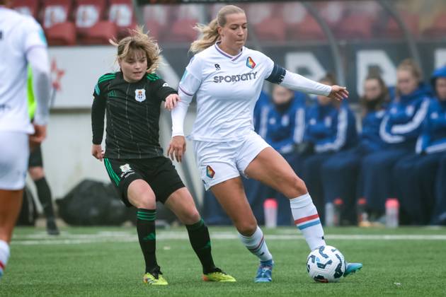 VELSEN, 18-01-2025 ,711 Sadium, Azerion Eredivisie vrouwen, Telstar - PEC (women) , season 2023 2024, during the match Telstar - PEC (women),PEC Zwolle player Nayomi Buikema, Telstar player Jannette van Belen Telstar - PEC (women) x27438121x Copyright: