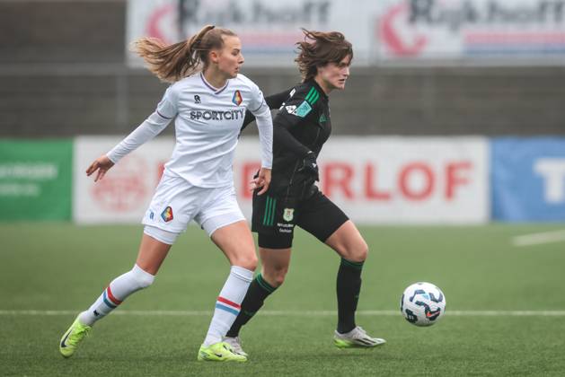 VELSEN, 18-01-2025 ,711 Sadium, Azerion Eredivisie vrouwen, Telstar - PEC (women) , season 2023 2024, during the match Telstar - PEC (women),Telstar player Lieke Vis, PEC Zwolle goalkeeper Vita van der Linden Telstar - PEC (women) x27438173x Copyright: