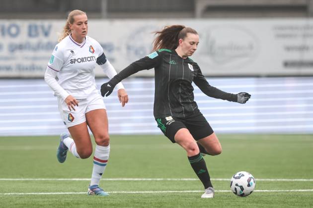 VELSEN, 18-01-2025 ,711 Sadium, Azerion Eredivisie vrouwen, Telstar - PEC (women) , season 2023 2024, during the match Telstar - PEC (women),Telstar player Jannette van Belen, PEC Zwolle player Mayke Lindner Telstar - PEC (women) x27438306x Copyright: