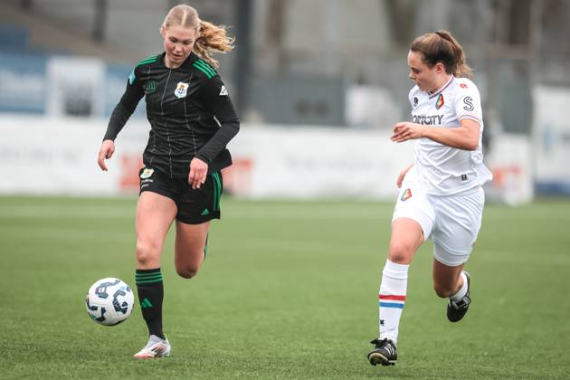 VELSEN, 18-01-2025 ,711 Sadium, Azerion Eredivisie vrouwen, Telstar - PEC (women) , season 2023 2024, during the match Telstar - PEC (women),PEC Zwolle player Zoe Zuidberg, Telstar player Nikki Ridder Telstar - PEC (women) x27438404x Copyright: