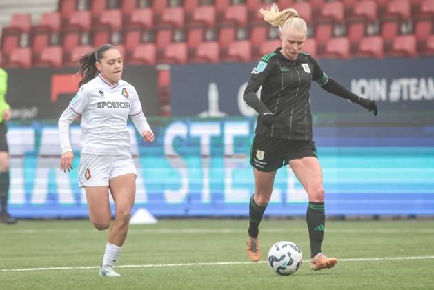 VELSEN, 18-01-2025 ,711 Sadium, Azerion Eredivisie vrouwen, Telstar - PEC (women) , season 2023 2024, during the match Telstar - PEC (women),Telstar player Nicci Berrevoets, PEC Zwolle player Kely Pruim Telstar - PEC (women) x27438567x Copyright: