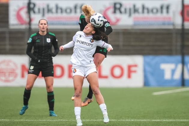 VELSEN, 18-01-2025 ,711 Sadium, Azerion Eredivisie vrouwen, Telstar - PEC (women) , season 2023 2024, during the match Telstar - PEC (women),Telstar player Nicci Berrevoets, PEC Zwolle player Kely Pruim Telstar - PEC (women) x27438670x Copyright: