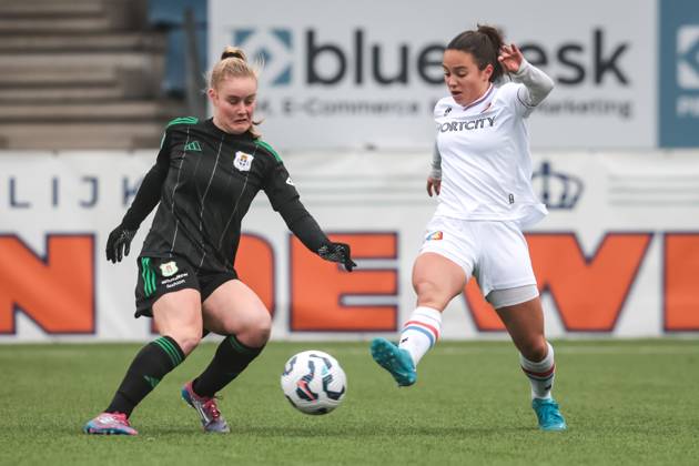 VELSEN, 18-01-2025 ,711 Sadium, Azerion Eredivisie vrouwen, Telstar - PEC (women) , season 2023 2024, during the match Telstar - PEC (women),PEC Zwolle player Senne van de Velde, Telstar player Samya Hassani Telstar - PEC (women) x27439495x Copyright: