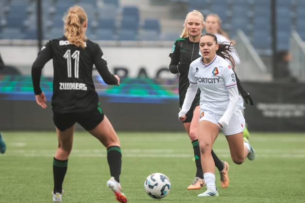 VELSEN, 18-01-2025 ,711 Sadium, Azerion Eredivisie vrouwen, Telstar - PEC (women) , season 2023 2024, during the match Telstar - PEC (women), PEC Zwolle player Zoe Zuidberg, Telstar player Nicci Berrevoets Telstar - PEC (women) x27439763x Copyright: