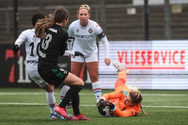 VELSEN, 18-01-2025 ,711 Sadium, Azerion Eredivisie vrouwen, Telstar - PEC (women) , season 2023 2024, during the match Telstar - PEC (women), Telstar player Chinatsu Kira , PEC Zwolle player Jeva Walk, Telstar goalkeeper Kelly Steen Telstar - PEC (women) x27439930x Copyright:
