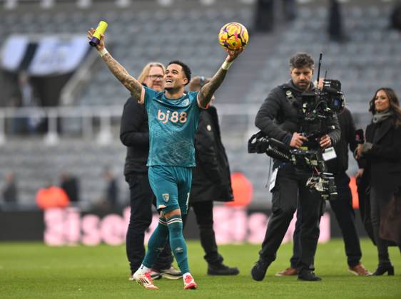 Bilder des Jahres 2025, Sport 01 Januar Sport Themen der Woche KW03 Sport Bilder des Tages Justin Kluivert of Bournemouth with his hat-trick ball and man of the match award Newcastle United v AFC Bournemouth, Premier League, Football, St James Park, Newcastle, UK - 18 Jan 2025 EDITORIAL USE ONLY No use with unauthorised audio, video, data, fixture lists, club league logos or live services. Online in-match use limited to 120 images, no video emulation. No use in betting, games or single club league player publications. Copyright: xRichardxLee Shutterstockx 15105060bp