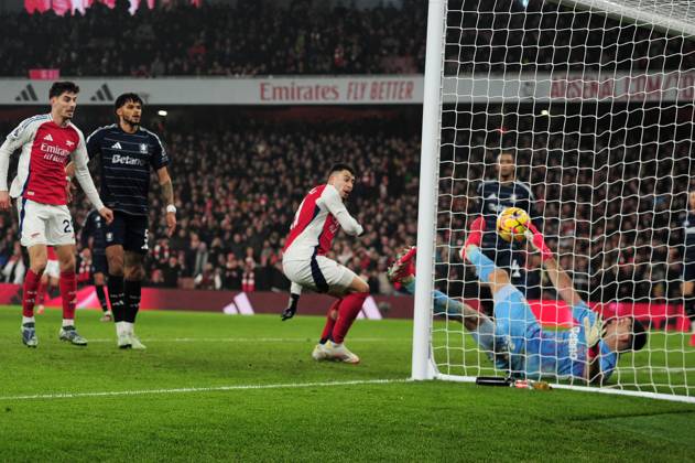 Football - 2024 2025 Premier League - Arsenal vs Aston Villa - Emirates Stadium - Saturday 18th January 2025 Gabriel Martinelli of Arsenal scores his first half goal as Emiliano Martinez tries in vain to stop the ball crossing the line COLORSPORT Andrew Cowie