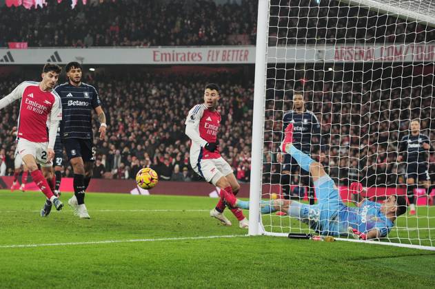 Football - 2024 2025 Premier League - Arsenal vs Aston Villa - Emirates Stadium - Saturday 18th January 2025 Gabriel Martinelli of Arsenal scores his first half goal as Emiliano Martinez tries in vain to stop the ball crossing the line COLORSPORT Andrew Cowie