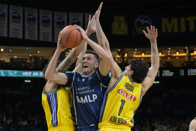 Bilder des Jahres 2025, Sport 01 Januar Sport Themen der Woche KW03 Sport Bilder des Tages GER, Berlin, Basketball, Alba Berlin vs MLP Academics Heidelberg, BBL, Basketball, Uber Arena, 18.01.2025, im Bild v.l.: Kessens (Alba Berlin, 0), Ryan Mikesell (MLP Academic Heidelberg, 33), Gabriele Procida (Alba Berlin, 01), Zweikampf, Action, Kampf, kaempft um den Ball, Copyright: HMBxMedia UwexKoch