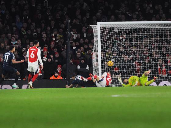 Football - 2024 2025 Premier League - Arsenal vs Aston Villa - Emirates Stadium - Saturday 18th January 2025 Youri Tielemans of Aston Villa scores goal no 1 past the diving David Raya of Arsenal COLORSPORT Andrew Cowie