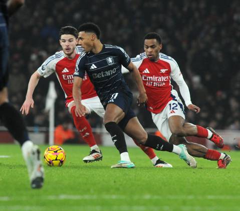 Football - 2024 2025 Premier League - Arsenal vs Aston Villa - Emirates Stadium - Saturday 18th January 2025 Ollie Watkins of Aston Villa and Jurrian Timber and Declan Rice of Arsenal COLORSPORT Andrew Cowie