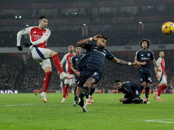 Football - 2024 2025 Premier League - Arsenal vs Aston Villa - Emirates Stadium - Saturday 18th January 2025 Gabriel Martinelli of Arsenal shoots past Tyrone Mings COLORSPORT Andrew Cowie