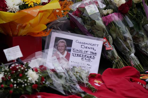 Bilder des Jahres 2025, Sport 01 Januar Sport Themen der Woche KW03 Sport Bilder des Tages Manchester, England, 19th January 2025. Tributes left at the Trinity statue for former Manchester United, ManU player Denis Law who recently passes away during the Premier League match at Old Trafford, Manchester. Picture credit should read: Andrew Yates Sportimage EDITORIAL USE ONLY. No use with unauthorised audio, video, data, fixture lists, club league logos or live services. Online in-match use limited to 120 images, no video emulation. No use in betting, games or single club league player publications. SPI_014_AY_MAN_UTD_BRIGHTON SPI-3608-0056
